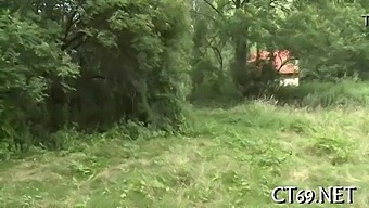 Egy Dögös Tinédzser Lány Erőteljesen Behatol