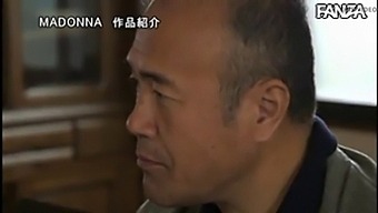 Hűtlen Japán Házastárs Viszonyt Folytat Az Apósával