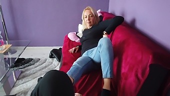 Egy Szőke Nő Kezdeti Tapasztalata A Lábfetisizmusban